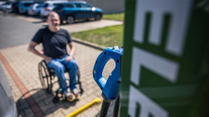 Nejde to. Nabíjení elektromobilu je pro vozíčkáře často nepřekonatelnou překážkou; Zdroj foto: Milan Jaroš