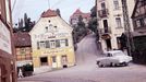 Ulice v Drážďanech-Altwachwitz s historickými budovami a automobilem značky Wartburg, zachycující každodenní život v NDR kolem roku 1960.