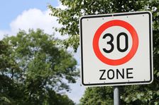 Plošný limit 30 km/h místo padesátky v celé EU? Tam kde to zkusili, už narazili