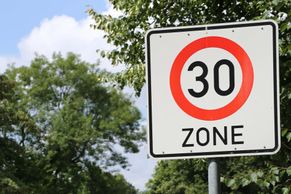 Plošný limit 30 km/h místo padesátky v celé EU? Tam kde to zkusili, už narazili