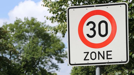 Plošný limit 30 km/h místo padesátky v celé EU? Tam, kde to zkusili, už narazili