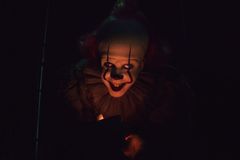 Recenze: Kingův vraždící klaun se v pokračování hororu To proměnil v pouťového bubáka