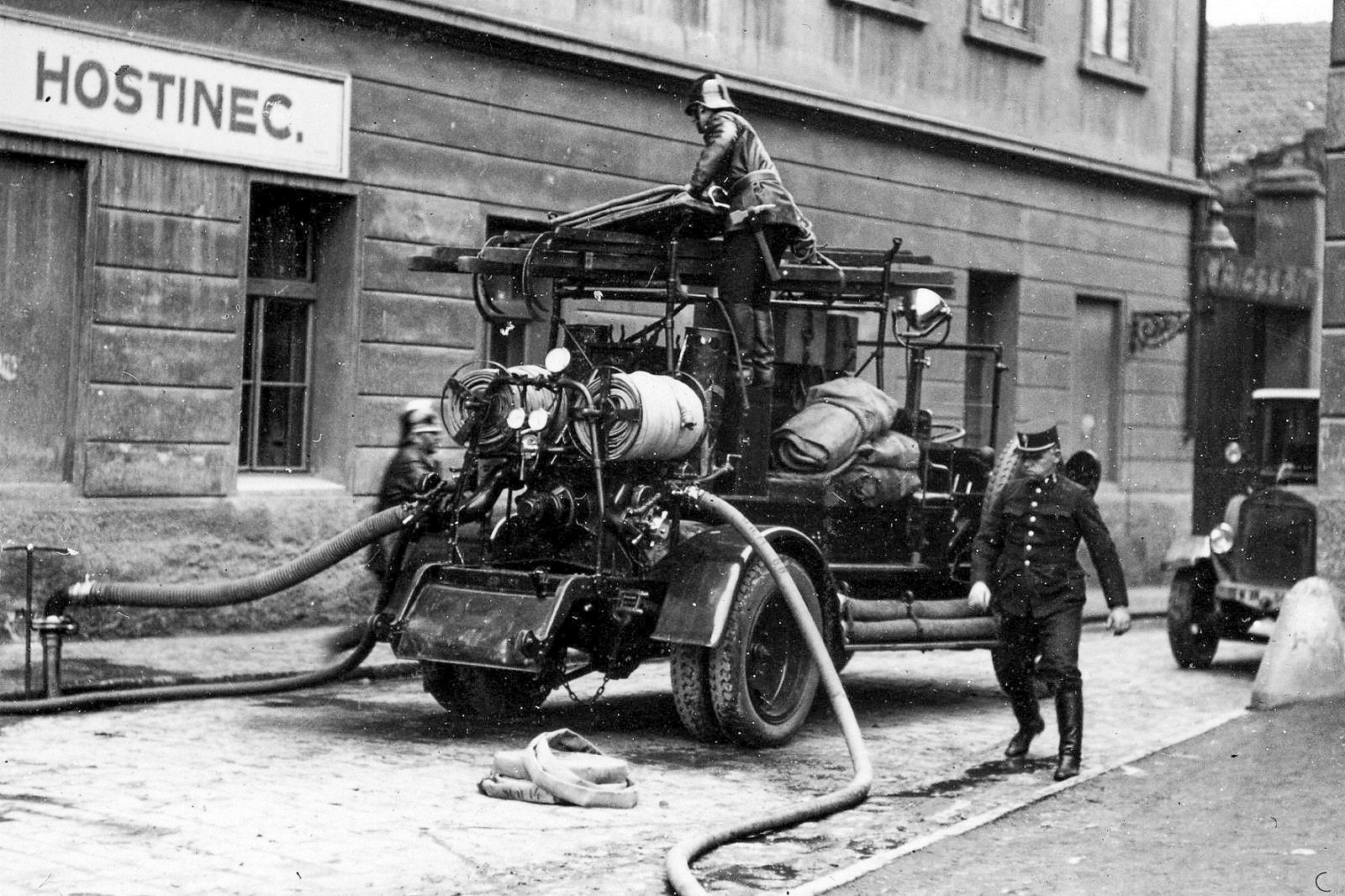 Fotogalerie / Historie / Stříkačka / Před 110 lety obdržel pražský hasičský sbor první automobilovou stříkačku