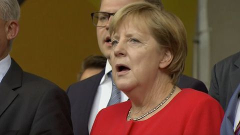 Na Merkelovou letěla rajčata. Zrádce lidu, křičeli podle svědků oponenti