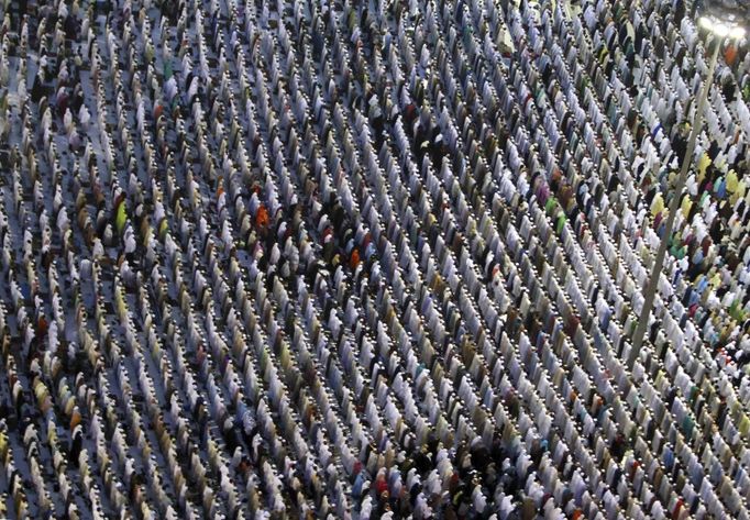 Muslim pilgrims attend a prayer session along a street at the surrounding area of the Grand Mosque during the annual haj pilgrimage in the holy city of Mecca October 22, 2012, ahead of Eid al-Adha which marks the end of haj. On October 25, the day of Arafat, millions of Muslim pilgrims will stand in prayer on Mount Arafat near Mecca at the peak of the annual pilgrimage. REUTERS/Amr Abdallah Dalsh (SAUDI ARABIA - Tags: RELIGION SOCIETY TPX IMAGES OF THE DAY) Published: Říj. 22, 2012, 8:35 odp.