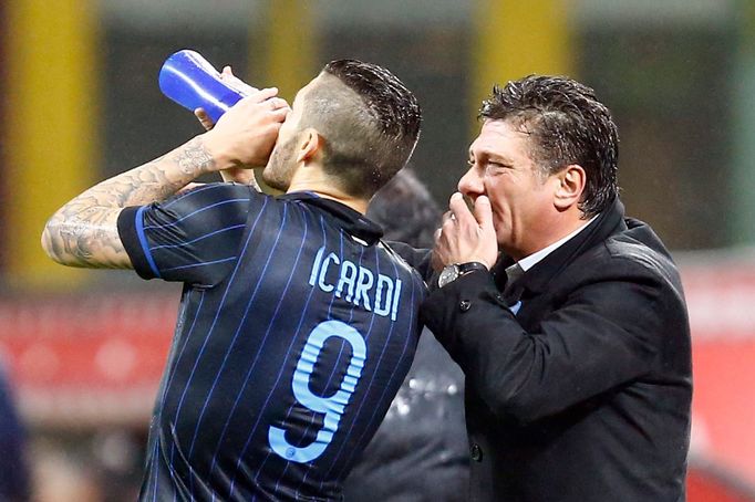 Walter Mazzarri mluví s Mauro Icardim