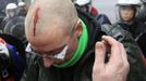 A man bleeds on his head during riots between policemen and Arcelor Mittal workers from several Liege steel plants demonstrating outside the Walloon Region parliament in Namur January 29, 2013. ArcelorMittal, the world's largest steel producer, plans to shut a coke plant and six finishing lines at its site in Liege, Belgium, affecting 1,300 employees, the group said last week. REUTERS/Yves Herman (BELGIUM - Tags: CIVIL UNREST BUSINESS EMPLOYMENT COMMODITIES) Published: Led. 29, 2013, 2:08 odp.