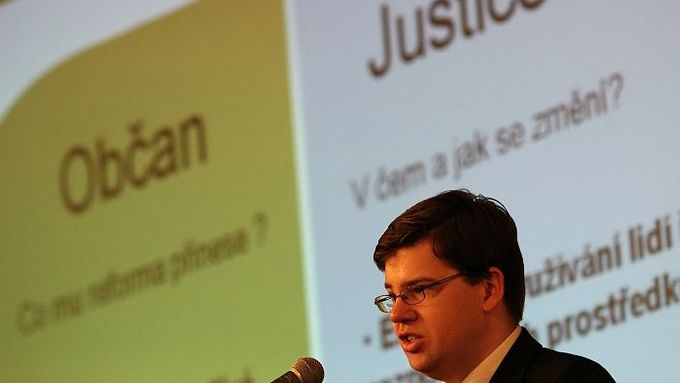 Ministr Jiří Pospíšil představuje plán reformy justice.