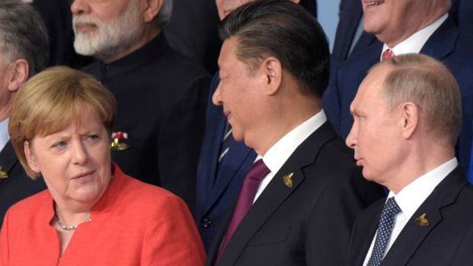 Řekla jste slovo hodnoty? Angela Merkelová s prezidenty Číny a Ruska na summitu G8 v Hamburku.