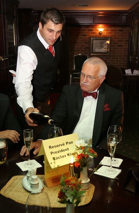 Václav Klaus večeří v Becher's baru Grand hotelu Pupp