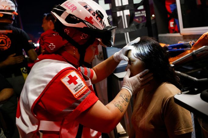 Devět lidí zahynulo a dalších více než šedesát utrpělo zranění, když se zřítila konstrukce scény, na níž vystupoval jeden z kandidátů v mexických prezidentských volbách.