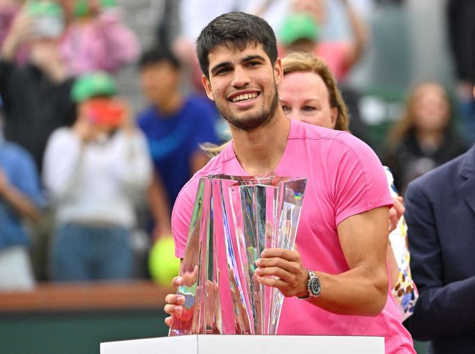 Carlos Alcaraz s trofejí pro vítěze Indian Wells