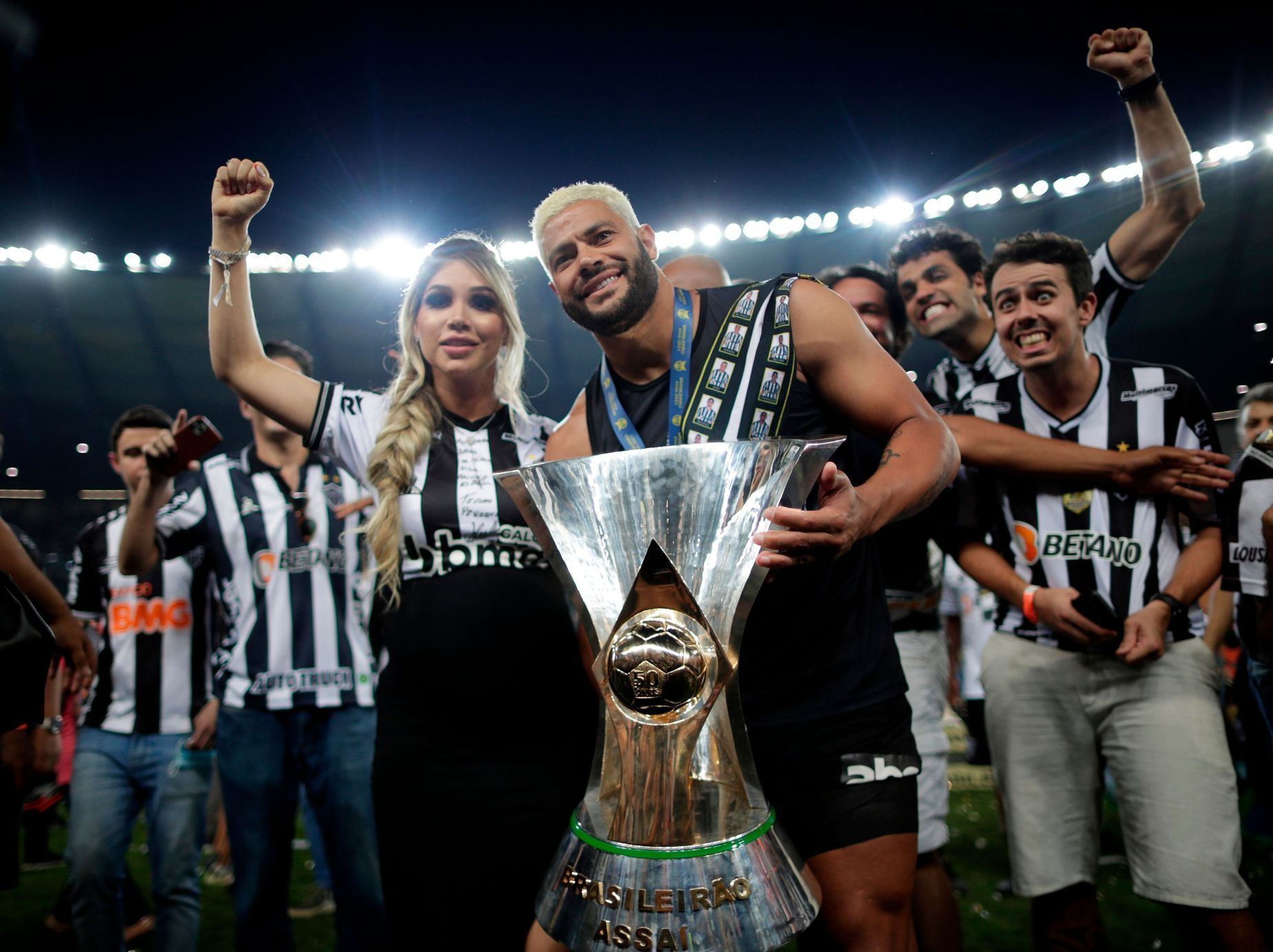 Brazilec Hulk s přítelkyní a pohárem pro vítěze brazilské ligy, kterou vyhrál s klubem Atlético Mineiro