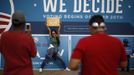 A supporter of U.S. President Barack Obama poses for a picture with her sign at a campaign rally in Las Vegas, Nevada, November 1, 2012. REUTERS/Jason Reed (UNITED STATES - Tags: POLITICS ELECTIONS USA PRESIDENTIAL ELECTION) Published: Lis. 1, 2012, 10:53 odp.