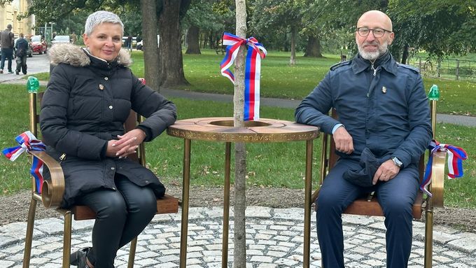 Aktuálně.cz zachytilo atmosféru při odhalení Lavičky Václava Havla i názory na něj. Od kritika na kole až po ty, kteří mají rádi Havla i své město.