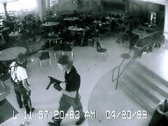 V dubnu 1999 postříleli dva studenti postříleli na střední škole Columbine 12 spolužáků a profesora.
