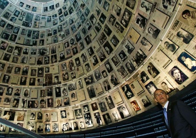 Barack Obama při návštěvě památníku Yad Vashem Holocaust Museum v Jeruzalémě.