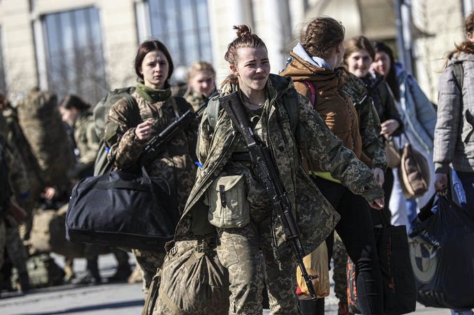 Fotografie žen sloužících během ruské invaze na Ukrajinu v ukrajinské armádě. Záběr z Lvova. Datum pořízení snímku: 24. 3. 2022.