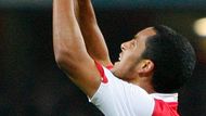 Útočník londýnského Arsenalu Theo Walcott děkuje nebesům za gól v síti Slavie. Za záda Martina Vaniaka se trefil dvakrát.