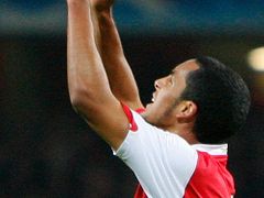 Útočník londýnského Arsenalu Theo Walcott děkuje nebesům za gól v síti Slavie. Za záda Martina Vaniaka se trefil dvakrát.