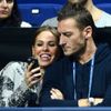 Italský fotbalista Francesco Totti s manželkou sleduje Srbského tenistu Novaka Djokoviče v utkání se Švýcarem Rogerem Federerem ve finále Turnaje mistrů 2012.