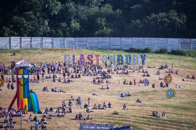 Pohled do areálu festivalu Glastonbury.