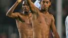 Ronaldinho a Samuel Eto'o slaví postup Barcelony do čtvrtfinále Ligy mistrů.