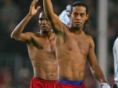 Ronaldinho a Samuel Eto'o slaví postup Barcelony do čtvrtfinále Ligy mistrů.