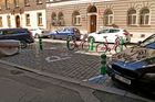 Parkoviště pro jízdní kola, koloběžky a skútry v Praze-Karlíně. Zde v ulici Březinova.