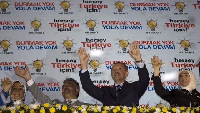 Abdullah Gül s manželkou Hayrünnisou po vyhraných volbách.