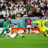 Boulaye Dia a Jordan Pickford v osmifinále MS 2022 Anglie - Senegal