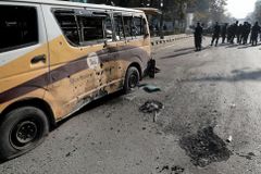 Na západě Kábulu zabily bomby nastražené do dvou autobusů nejméně sedm lidí
