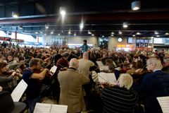 Rybova Česká mše vánoční zazněla na hlavním nádraží v Praze, přihlížely stovky lidí