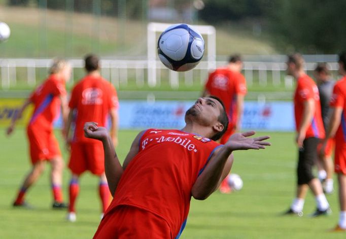 A tady je Milan Baroš s míčem. Po rozcvičce byli novináři ze hřiště vykázáni.