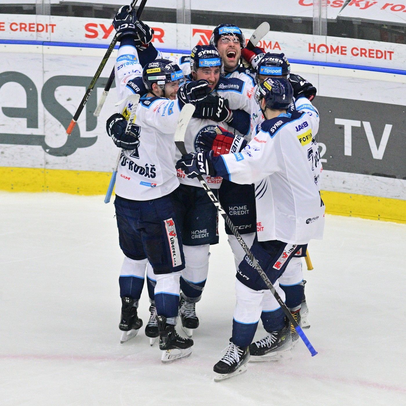 Liberecký hokejista Jaroslav Vlach (druhý zleva) se se spoluhráči raduje ze čtvrtého gólu.