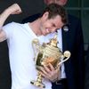 Andy Murray slaví vítězství ve Wimbledonu 2013