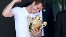 Andy Murray slaví vítězství ve Wimbledonu 2013