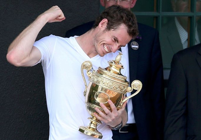 Andy Murray slaví vítězství ve Wimbledonu 2013