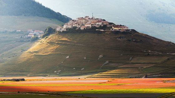 Pohled na vesnici Castelluccio di Norcia, která i dva roky po zemětřesení stále leží v rozvalinách.