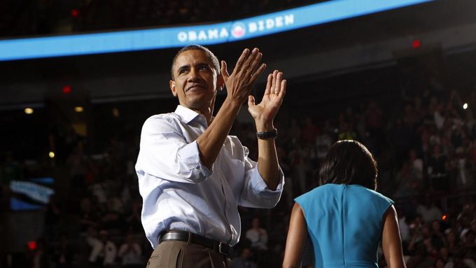 Barack Obama tleská nadšeným příznivcům poté, co dokončil projev během prvního mítinku oficiálně odstartované předvolební kampaně. Pódium spolu s ním opouští i manželka Michelle.