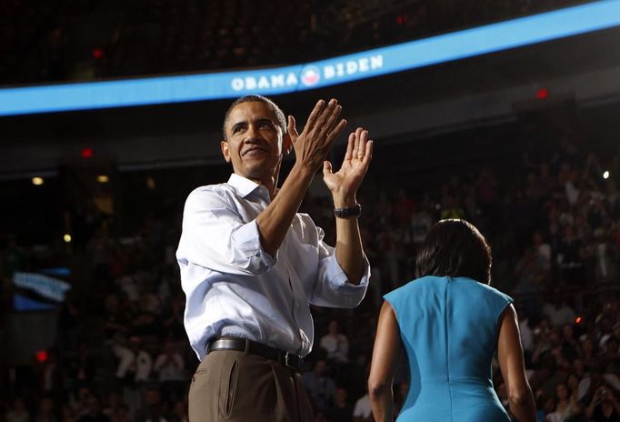 Barack Obama tleská nadšeným příznivcům poté, co dokončil projev během prvního mítinku oficiálně odstartované předvolební kampaně. Pódium spolu s ním opouští i manželka Michelle.