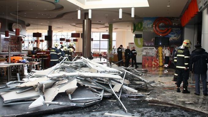 V plzeňském multikině v obchodním centru Plaza se zřítila část stropu v předsálí a zranila pět lidí.