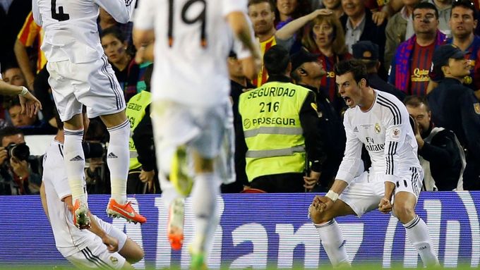 Podívejte se na nádherné sólo. Gareth Bale utekl obraně Barcelony a rozhodl El Clásico.