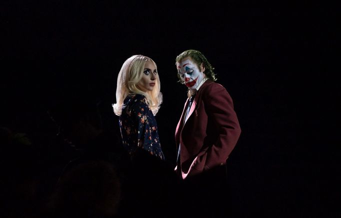 Lady Gaga v roli Harley Quinn a Joaquin Phoenix jako Joker.