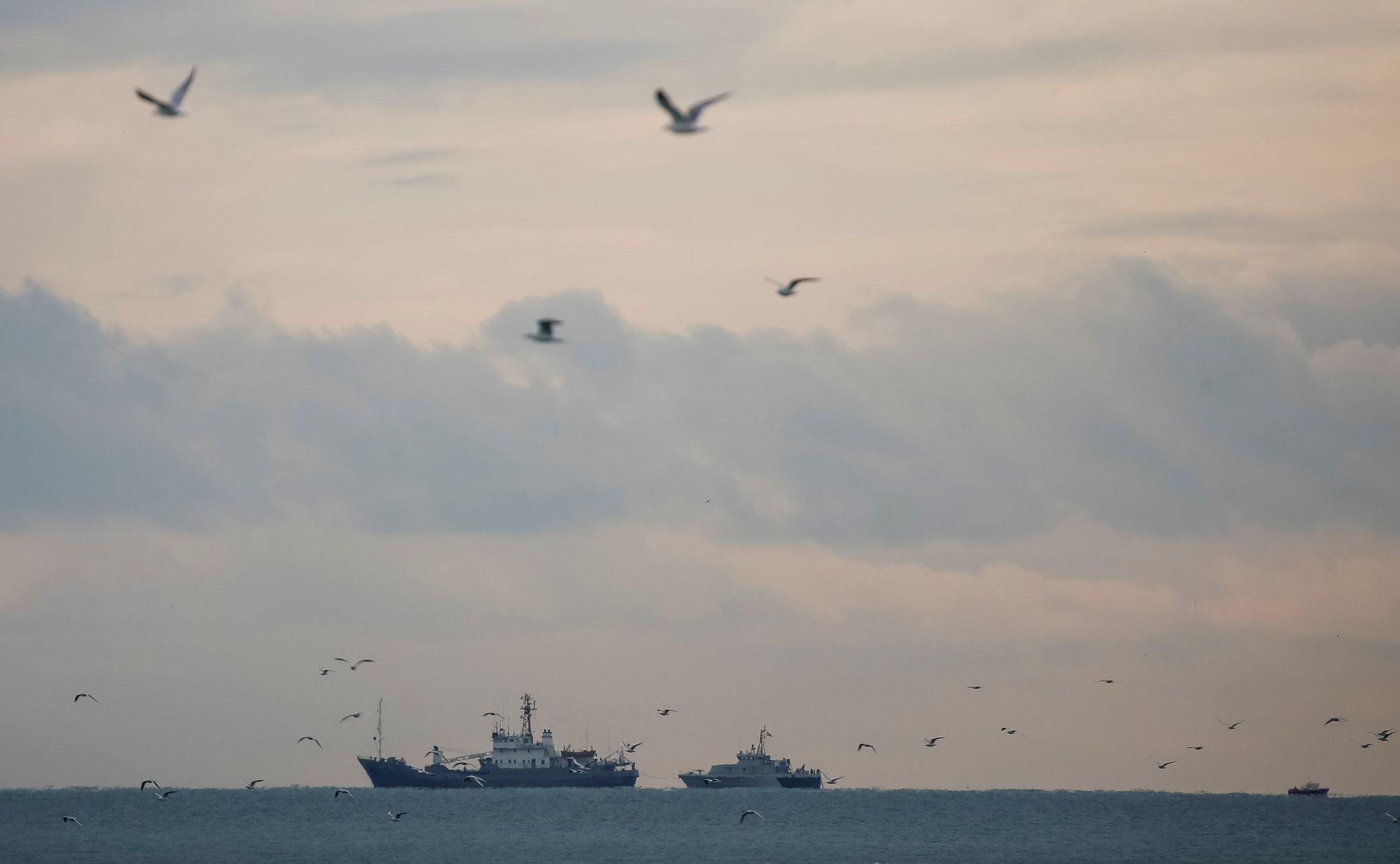Ruské lodě u Soči pátrají po troskách zříceného letounu.