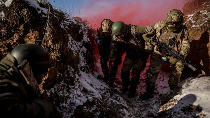 Evropští vojáci v zákopech nebo Putin hrající o čas. Ukrajinu může čekat zlomový rok