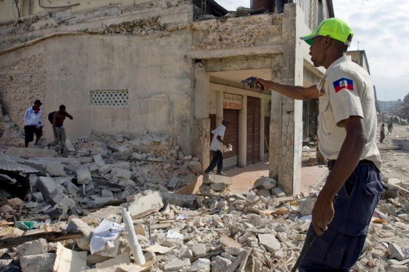 Na Haiti se sjeli záchranáři z celého světa