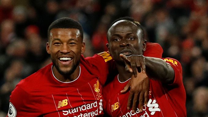 Premier League 2019/20, Liverpool - West Ham: Wijnaldum (vlevo) a Sadio Mané slaví gól na 3:2.