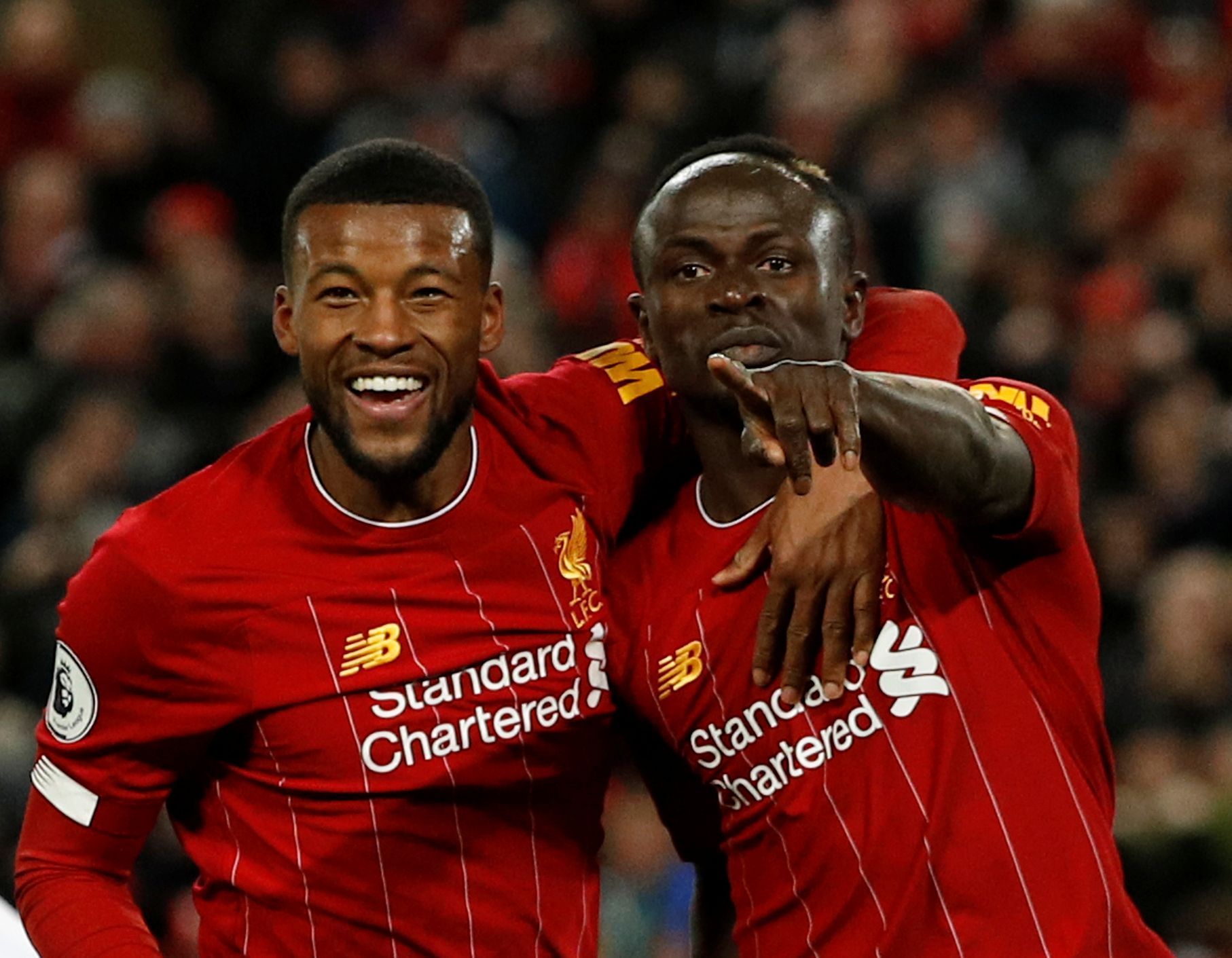 Premier League 2019/20, Liverpool - West Ham: Wijnaldum (vlevo) a Sadio Mané slaví gól na 3:2