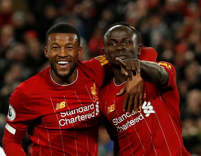 Premier League 2019/20, Liverpool - West Ham: Wijnaldum (vlevo) a Sadio Mané slaví gól na 3:2.